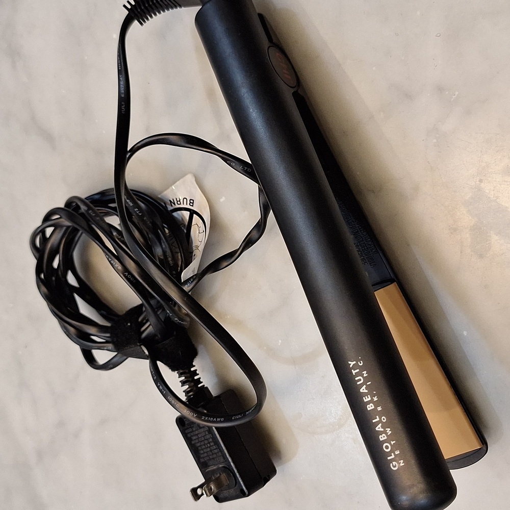 CHI Global Beauty Network Ceramic 1" Black Flat Iron‎ Straightener Model GF 1001